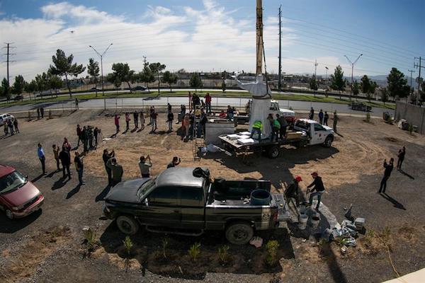  Con una altura de m&aacute;s de cuatro metros y pulida en un blanco inmaculado, una escultura del papa Francisco realizada por el artista mexicano Pedro Francisco Mart&iacute;nez, es colocada hoy, jueves 16 de febrero de 2017, en el sitio donde el pont&iacute;fice ofici&oacute; una misa, en la mexicana Ciudad Ju&aacute;rez en 2016, a menos de 50 metros del R&iacute;o Bravo y de la frontera con Estados Unidos.