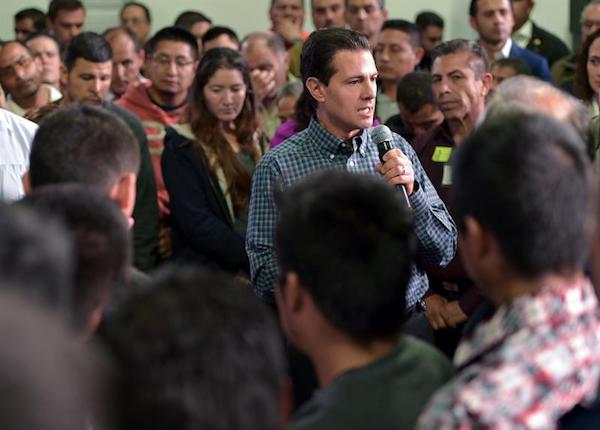 Fotograf&iacute;a cedida por la presidencia de M&eacute;xico del presidente de M&eacute;xico, Enrique Pe&ntilde;a Nieto (c), hablando con unos migrantes mexicanos deportados de Estados Unidos.
