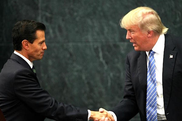El presidente de M&eacute;xico, Enrique Pe&ntilde;a Nieto (i) estrecha la mano al ahora presidente electo de Estados Unidos, Donald Trump (d).