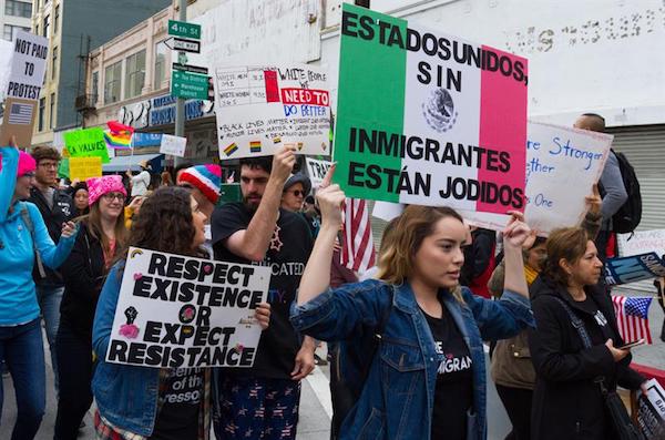 Manifestantes sostienen pancartas durante una protesta por el aumento de las redadas y las políticas anti inmigrantes de la administración del presidente de EE.UU. Donald Trump hoy, sábado 18 de febrero de 2017.