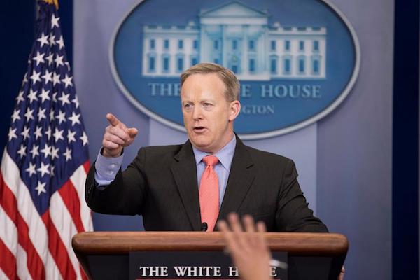 El portavoz de la Casa Blanca, Sean Spicer, durante una rueda de prensa en la Sala de Conferencias James Brady de la Casa Blanca en Washington, Estados Unidos, hoy 31 de enero de 2017.