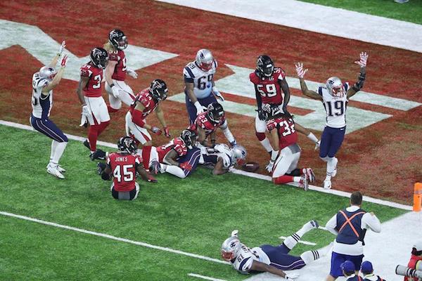 Los Patriots de Nueva Inglaterra se coronaron campeones del Super Bowl LI al vencer en tiempo extra por 34-28 a los Falcons de Atlanta despu&eacute;s de completar una remontada de 25 puntos en el tercer periodo que estuvieron abajo en el marcador y consiguieron el quinto t&iacute;tulo de su historia, la mejor marca de todos los tiempos. 
