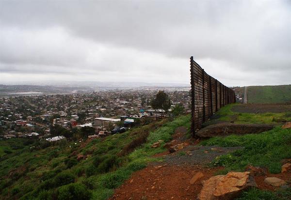 Vista general de hoy, martes 7 de febrero de 2017, del fin del muro de lámina que separa al territorio mexicano (i) con el estadounidense (d), en el estado de Baja California (México).