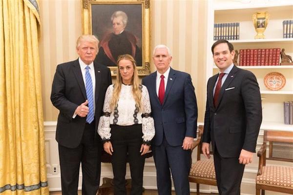 Fotografía cedida por el departamento de comunicaciones de Lilian Tintori donde se observa al presidente de Estados Unidos, Donald Trump (i), posando con la esposa del opositor venezolano Leopoldo López, Lilian Tintori (2-i), el vicepresidente de EE.UU., Mike Pence (2-d), y el senador estadounidense Marco Rubio (d) hoy, miércoles 15 de febrero de 2017, en la ciudad de Washington.
