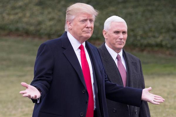 El presidente estadounidense, Donald Trump (c), camina junto al vicepresidente, Mike Pence (d).