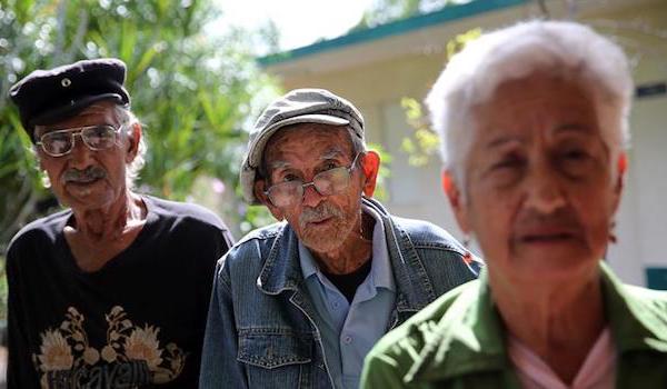 Un grupo de ancianos posa en un hogar de ancianos, en la provincia de Cienfuegos (Cuba). EFE/Archivo