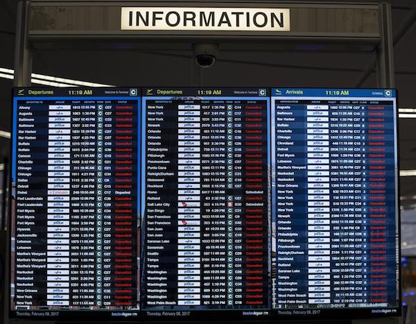 Vista de los paneles de informaci&oacute;n sobre los vuelos, la mayor&iacute;a de ellos cancelados.