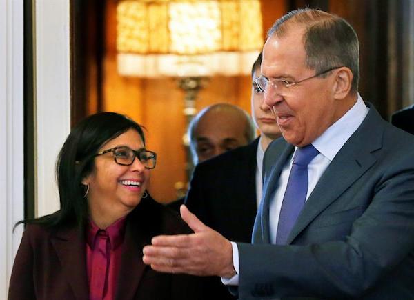 El ministro de Exteriores ruso, Serguéi Lavrov (dcha), recibe a su homóloga venezolana, Delcy Rodríguez, antes de mantener una reunión en Moscú (Rusia) hoy, 6 de febrero de 2017.