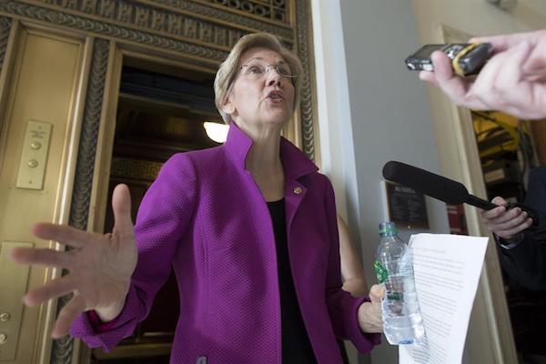  La senadora dem&oacute;crata por Massachusetts Elizabeth Warren se dirige a los medios de comunicaci&oacute;n en el Capitolio en Washington, Estados Unidos hoy 8 de febrero de 2017 tras ser impedida por mayor&iacute;a republicana en el Senado a leer una carta escrita por la viuda de Martin Luther King.