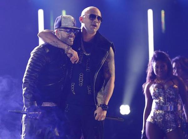 Los cantantes puertorrique&ntilde;o Yandel (i) y Wisin (d) durante una presentaci&oacute;n. EFE/Archivo