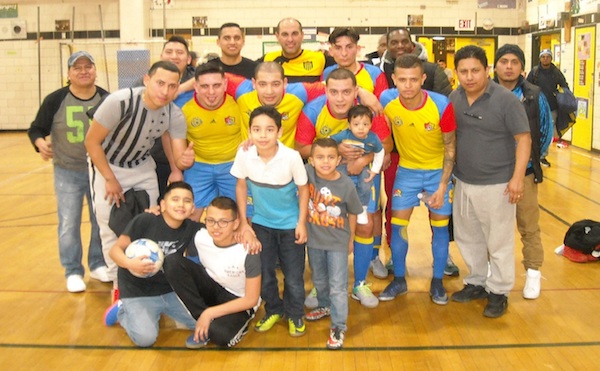 Los integrantes del New York Life/Columbus F.C. digno representante de la Liga Fernandez NYC&nbsp;que avanz&oacute; a las semi-finales del Inter-Ligas Copa Libertadores NY/NJ/Con,&nbsp;organizado por Chunta Zuazo, tras eliminar al Alianza PJS de la Liga Premier. Con ellos sus m&aacute;ximos dirigentes Clever Fernandez (izquierda) y Cesar Quito (derecha).&nbsp;(Foto Buki Chapin) 