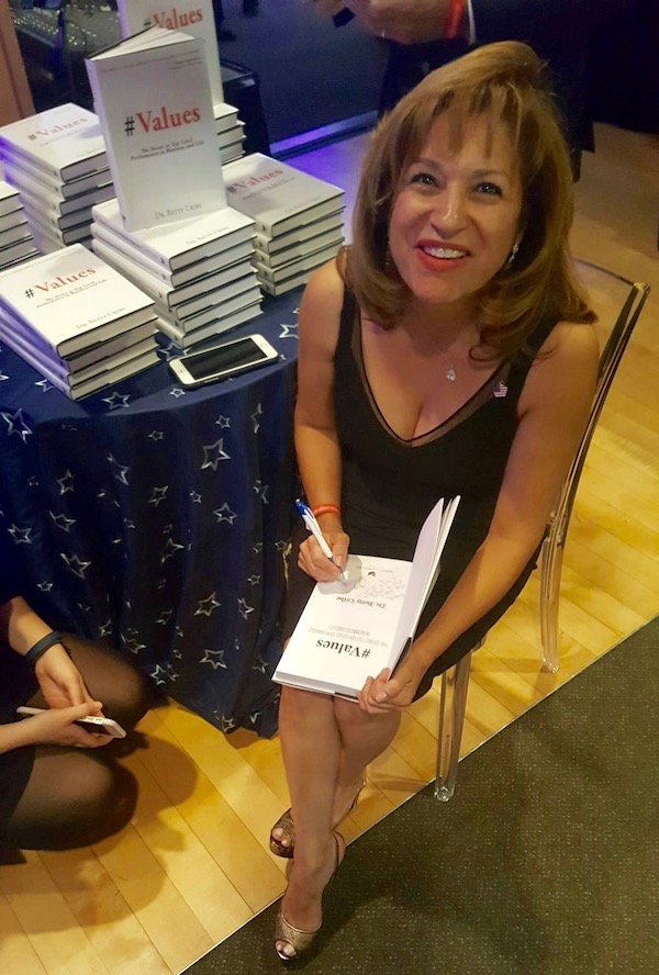 La doctora Betty Uribe recapituló en su libro las lecciones que aprendió en su vida, carrera, actividades educativas, y de liderazgo.