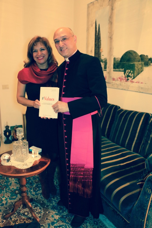Un ejemplar de #Values, dedicado por la doctora Uribe a su Santidad Papa Francisco será entregado por el Monseñor Pappalardo.