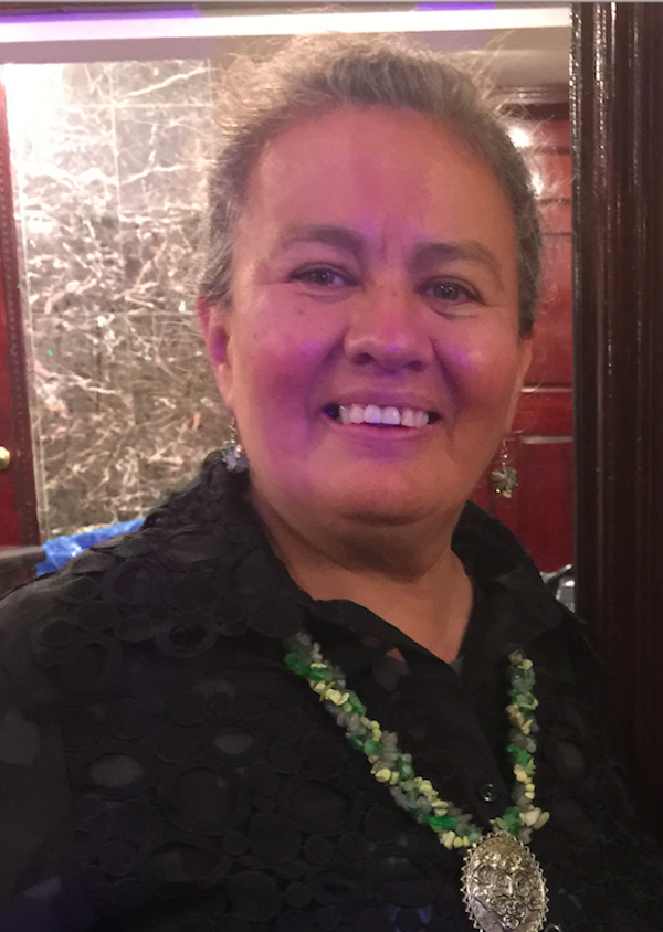 Vilma Aguilar, nominada por Ximena Bernal, quien recibi&oacute; el reconocimiento Gabriela Mistral, Julia de Burgos, Frida Kahlo 2013. 