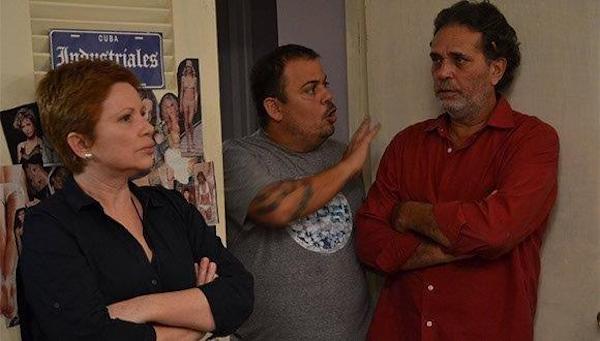 Isabel Santos, medita mientras que Luis Alberto García recibe instruciones de Lester Hamlet, en un descanso del rodaje de "Ya no es antes"