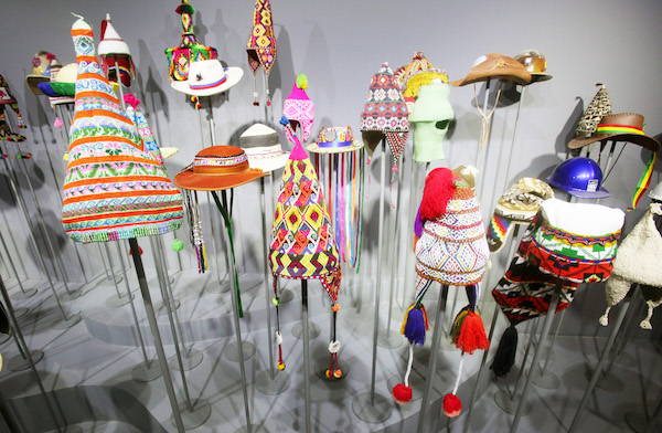 Exposici&Ucirc;n de gorros de lana y sombreros de diferentes regiones de la zona andina de Bolivia, que representante a pueblos ind&Igrave;genas. 