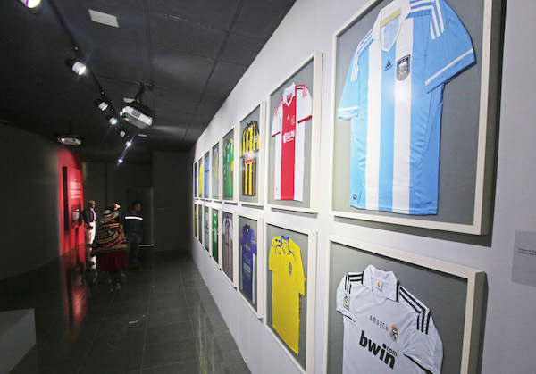 Exposici&Ucirc;n de las diferentes camisetas de selecciones y equipos de f˙tbol que le regalaron al presidente Evo Morales.