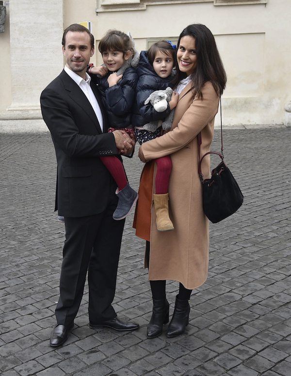 El actor brit&middot;nico Joseph Fiennes (izda) espera junto a su mujer, Mar&Igrave;a Dolores Dieguez (dcha), y sus hijas Isabel y Sam para asistir a la audiencia general del papa Francisco en el Vaticano el pasado 3 de febrero de 2016. 