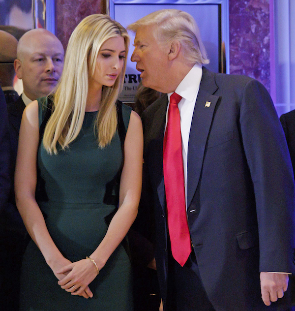 El presidente electo de Estados Unidos, Donald Trump (d), habla con su hija, Ivanka Trump (i), al comienzo de una conferencia de prensa en el vest&Igrave;bulo de la Trump Tower en Nueva York, Nueva York, Estados Unidos, el 11 de enero de 2017. 