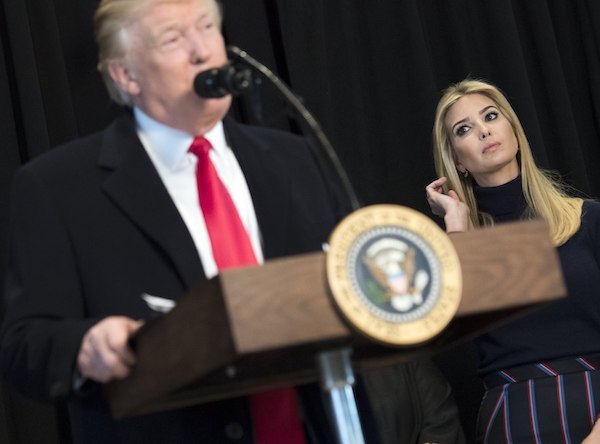 Ivanka Trump (d) observa como su padre, el presidente de los Estados Unidos, Donald J. Trump (i), hace unas declaraciones tras finalizar su visita al Museo de Historia y Cultura Afroamericana, en Washington (Estados Unidos), el 21 de febrero de 2017.