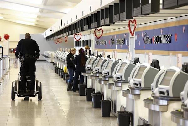 Las hasta la fecha frustradas ordenes de veto del presidente Donald Trump contra refugiados y ciudadanos de países de mayoría musulmana han hecho que los turistas extranjeros perciban un EE.UU. menos receptivo y pueden asestar un golpe a un sector que da trabajo a más de 7,7 millones de personas.