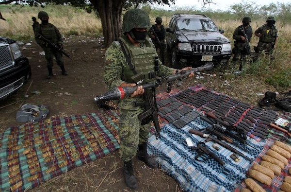 Un total de 25 congresistas dem&oacute;cratas urgieron esta semana al presidente, Donald Trump, a que aumente los esfuerzos para combatir el tr&aacute;fico de armas en M&eacute;xico, as&iacute; como su colaboraci&oacute;n para enfrentar la corrupci&oacute;n gubernamental. EFE/Archivo