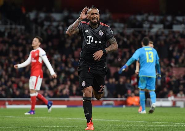 El jugador del Bayern M&uacute;nich el chileno Arturo Vidal celebra un gol ante Arsenal hoy, martes 7 de marzo de 2017, durante un partido por los octavos de final de la Liga de Campeones de la UEFA, entre el Arsenal FC y el Bayern Munich, disputado en el estadio Emirates de Londres (Reino Unido). El Bayern gan&oacute; 5 - 1. 