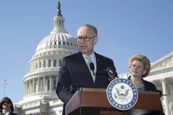El líder demócrata del Senado de EE.UU., Chuck Schumer (i) y la senadora demócrata por Michigan, Debbie Stabenow (i) durante la rueda de prensa.