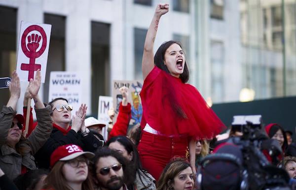 Vista de una mujer alzando el puño durante una marcha con motivo del Día Internacional de la Mujer en Nueva York, Estados Unidos, hoy 8 de marzo de 2017.