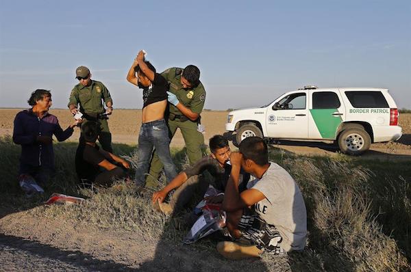 Agentes de la Patrulla Fronteriza de Estados Unidos (USBP) detienen a varios hombres sospechosos de haber cruzado el R&iacute;o Grande para pasar ilegalmente la frontera con los Estados Unidos cerca de McAllen en Texas.