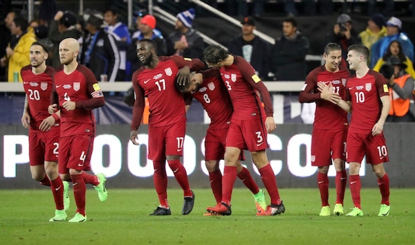  La selecci&oacute;n de Estados Unidos, con un triplete del recuperado delantero Clint Dempsey, gole&oacute; hoy por 6-0 a Honduras en la tercera jornada del hexagonal final de la Concacaf 