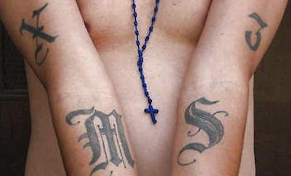 Los tatuajes son uno de los simbolismo utilizados por las pandillas juveniles latinas de Nueva York, que además usan imágenes y objetos religiosos como el rosario.