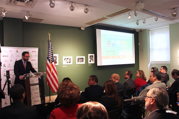 El C&oacute;nsul General de M&eacute;xico en Nueva York, Embj. Diego G&oacute;mez Pickering, inaugur&oacute; la semana educativa, destacando que este a&ntilde;o el consulado ha realizado un esfuerzo especial para informar sobre instituciones y servicios financieros a sus connacionales que tienen dificultades para ir a la sede de Manhattan. 