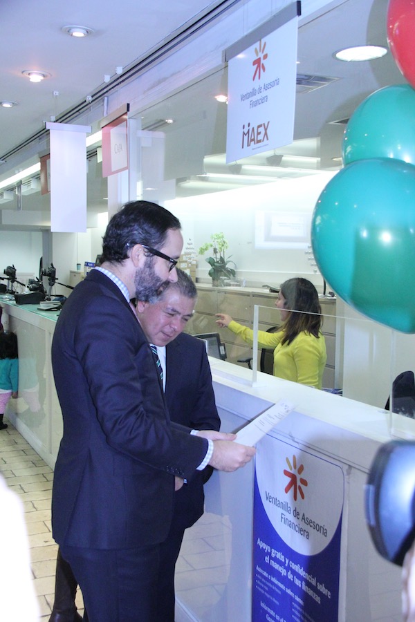 El C&oacute;nsul General G&oacute;mez Pickering junto a Mario DiCostanzo, Presidente de la CONDUSEF, inauguraron la ventanilla de MAEX en el primer piso de la sede en Manhattan, la cual ofrecer&aacute; orientaci&oacute;n sobre productos y servicios financieros en y hacia M&eacute;xico. 