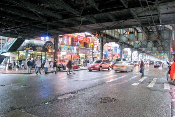 En los vecindarios hispanos de Corona, Jackson Heights, Elmhurst, East Elmhurst y Flushing en el condado de Queens, existe pugna entre pandillas por el control de territorios para realizar sus actividades delictivas. En la gráfica un miembro de las pandillas latinas es arrestado en su casa.