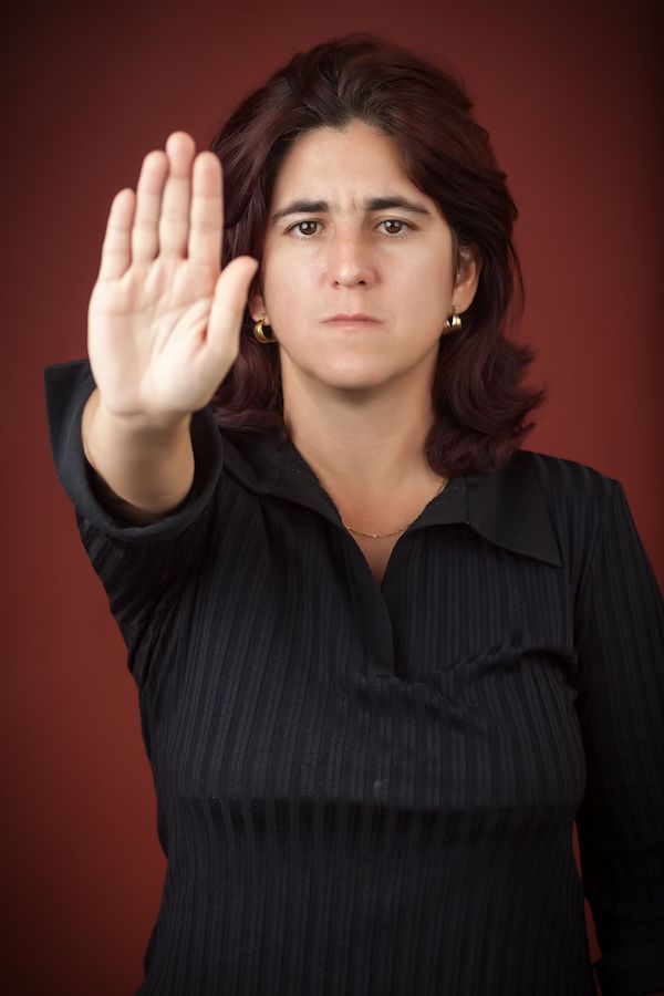 La violencia contra las mujeres puede limitar su potencial económico y social y tener una incidencia significativa en su salud física y mental, que puede conducir al absentismo, la pérdida de oportunidades de promoción y la pérdida de puestos de trabajo.