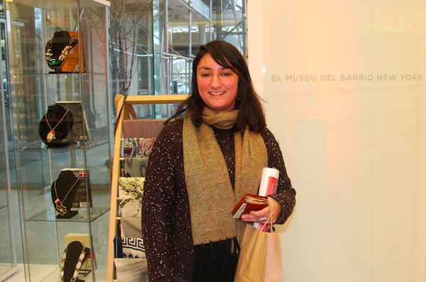 Cristina, turista nacida en otro estado de la unión, descendiente de familia chilena, muy contenta adquirió afiches y otros recuerdos que contenta encontró en La Tienda del Museo durante su visita para conocer Nueva York.