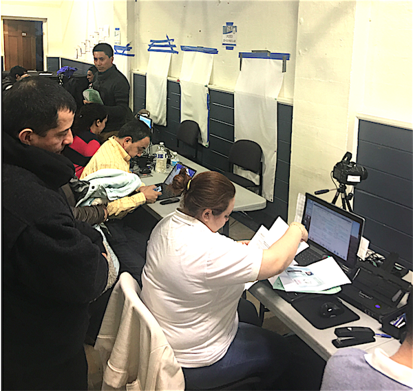 El equipo de trabajo del Consulado M&oacute;vil de Guatemala se instal&oacute; para ofrecer varios servicios a su comunidad, para lo cual moviliz&oacute; equipos y tecnolog&iacute;a moderna.