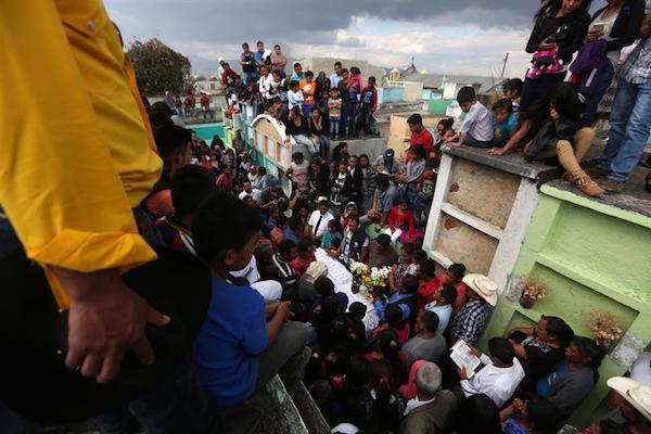 Vecinos y familiares asisten al funeral de Roselia Pérez Junay, una de las 40 muchachas que murieron en un incendio en un centro de menores en Guatemala.