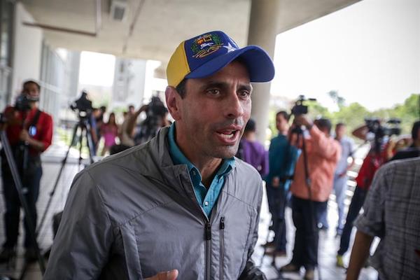 El gobernador del estado Miranda (centro), Henrique Capriles.
