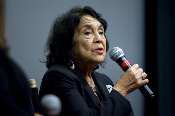 La activista por los derechos civiles Dolores Huerta habla durante la presentaci&oacute;n del documental acerca de su vida "Dolores".