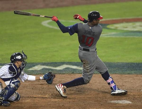 El jugador de cuadro exterior estadounidense Adam Jones (d) batea una carrera impulsada durante la semifinal de la cuarta edición del Clásico Mundial de Béisbol entre EE.UU. y Japón celebrada en Los Ángeles, California, Estados Unidos ayer, 21 de marzo de 2017.