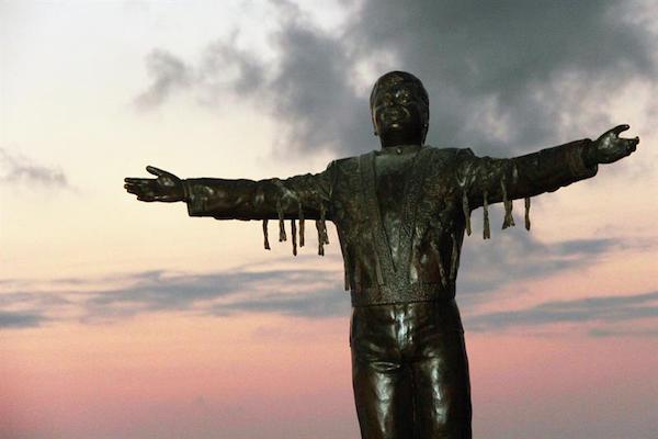 Fotografía de una escultura del cantautor mexicano Juan Gabriel inaugurada en el Tianguis Turístico México Acapulco.