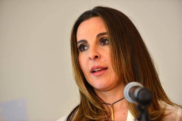 La actriz mexicana Kate del Castillo, famosa por su papel protagonista en la aclamada telenovela "La Reina del Sur", asegur&oacute; hoy a Efe que su personaje en la serie "Ingobernable" le recuerda a sus &uacute;ltimos dos a&ntilde;os en los que siente que ha "arriesgado la vida" y se ha visto "sola contra el mundo". EFE/ARCHIVO