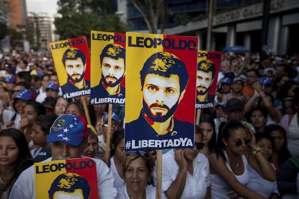 Manifestantes sostienen carteles con la imagen del l&iacute;der opositor venezolano Leopoldo L&oacute;pez durante una marcha denominada "Un grito por la libertad" el 20 de febrero de 2016, en Caracas (Venezuela). EFE/Archivo