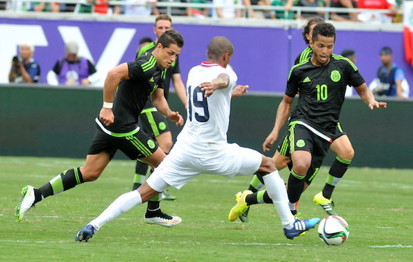 ORL26. ORLANDO (FL, EE.UU.), 27/06/2015.- Los mexicanos Giovanni dos Santos (d) y Javier Hern&aacute;ndez (i) disputan el bal&oacute;n con el costarricense Roy Miller (c), hoy, s&aacute;bado 27 de junio de 2015, durante un partido amistoso entre M&eacute;xico y Costa Rica en el estadio Citrus Bowl de Orlando, Florida (EE.UU.). El partido termin&oacute; empatado 2-2. EFE/Gerardo Mora