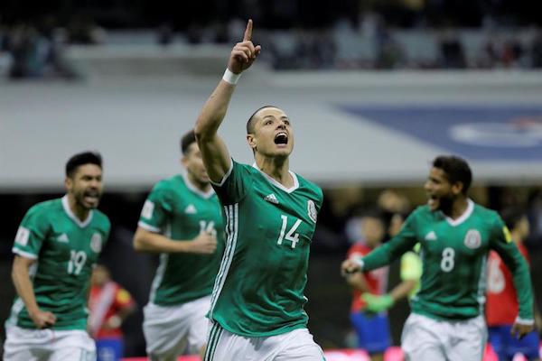El jugador de la selecci&oacute;n de f&uacute;tbol de M&eacute;xico Javier Hern&aacute;ndez (c) celebra una anotaci&oacute;n ante Costa Rica hoy, 24 de marzo de 2017, durante un partido de la fecha 3 del hexagonal final de las Eliminatorias Concacaf rumbo al Mundial Rusia 2018, celebrado en el Estadio Azteca de Ciudad de M&eacute;xico 