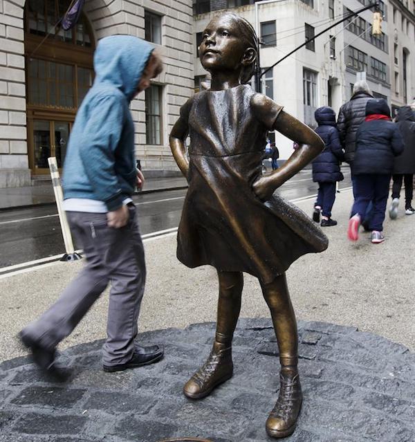La estatua de la niña desafiante ante el famoso toro de Wall Street "encapsula las ideas y sentimientos de muchos y ha cristalizado un momento en la historia, permanecerá en exhibición un año más, así lo anunció hoy el alcalde de Nueva York, Bill de Blasio.