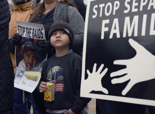 Los menores indocumentados que son detenidos tras cruzar la frontera nunca deber&iacute;an ser separados de sus padres, seg&uacute;n la Asociaci&oacute;n Americana de Pediatr&iacute;a (AAP), que se opone a una medida en este sentido que estudia el Departamento de Seguridad Nacional (DHS, en ingl&eacute;s). EFE/Archivo 