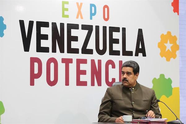 Fotografía cedida por el Palacio de Miraflores del presidente de Venezuela, Nicolás Maduro, durante su intervención en la "Expo Venezuela Potencia 2017"
